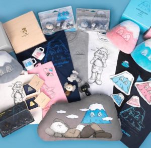 香取慎吾がKAWS:HOLIDAYを一足先に見学中!限定アイテムも販売